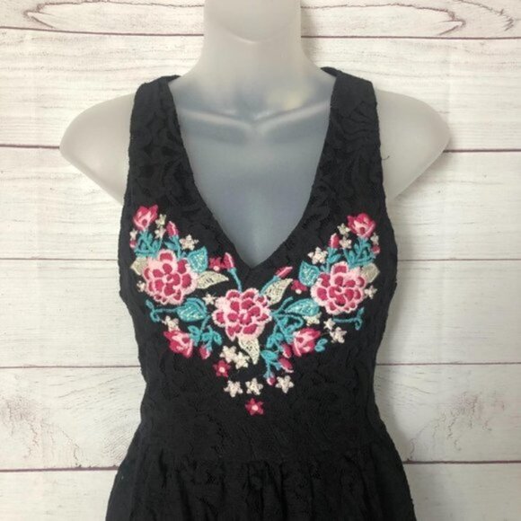 Francesca's Lace Heart Embroidered Dress M - Picture 5 of 7